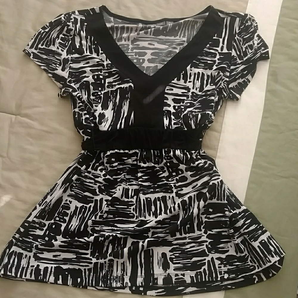 **MARKDOWN** Stretchy top with back tie